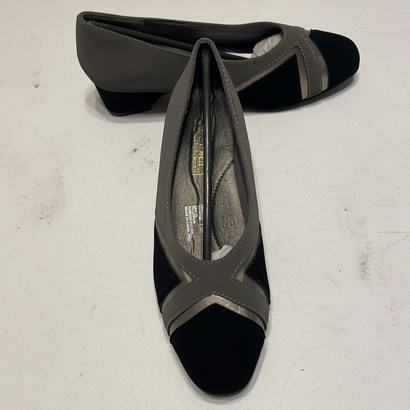 Black and Gray Wedge Pumps - Picture 2 of 7